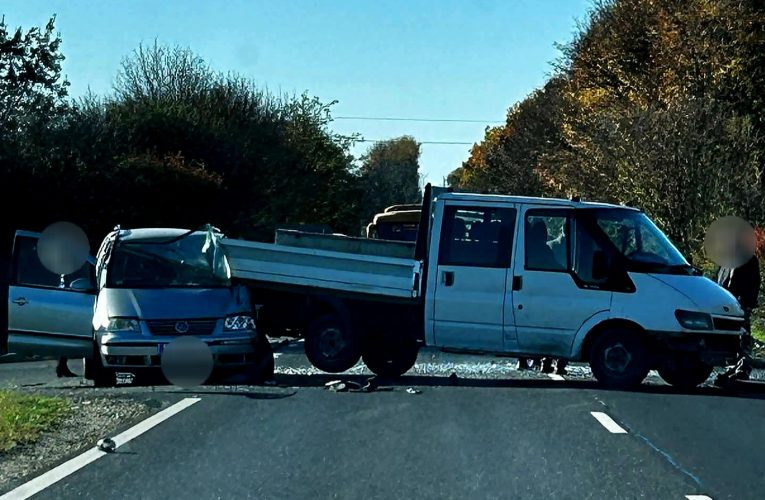 Egy személyautó, egy kisteherautó és egy kamion ütközött össze