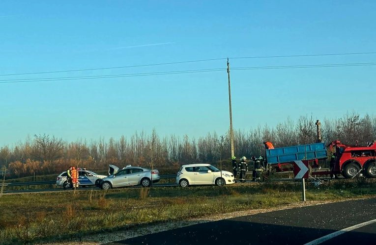 Két személygépkocsi és egy traktor ütközött össze