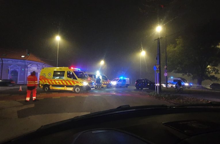 Személygépkocsi hajtott árokba