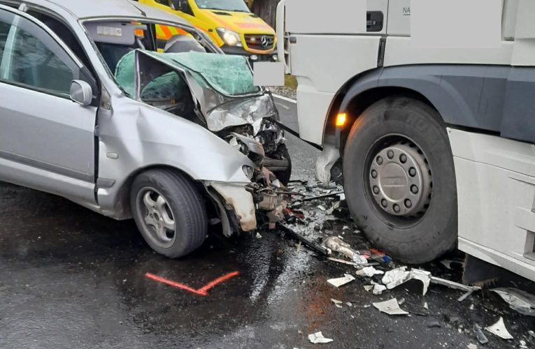 Összeütközött egy személyautó és egy kamion