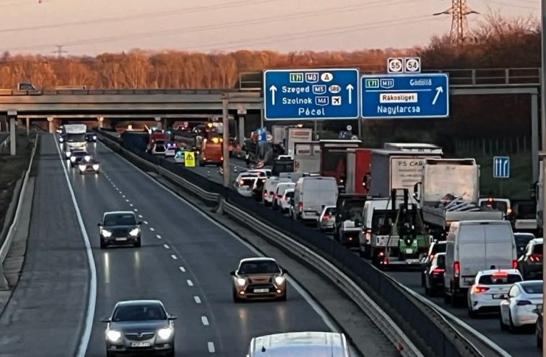 Az oldalára borult egy fahulladékot szállító kamion