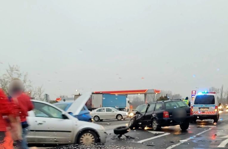 Két gépkocsi ütközött össze