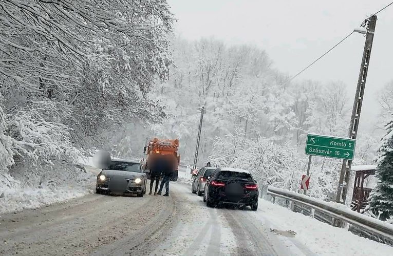 Hókotró ütközött személyautóval