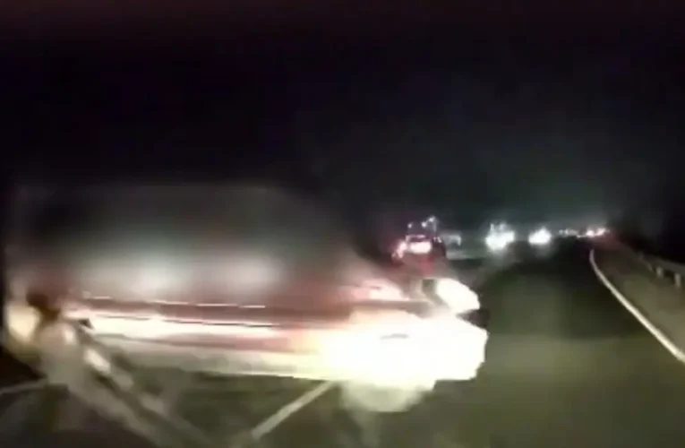 Utánfutóval száguldozott a román kisbusz az M1-esen