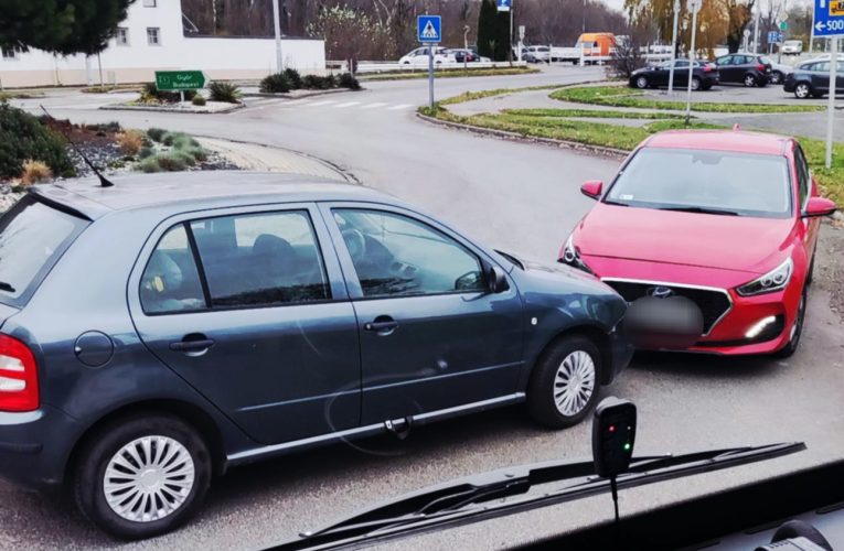 Szemből hajtott a körforgalomba