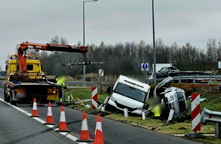 Árokba csúszott egy román rendszámú autószállító tréler