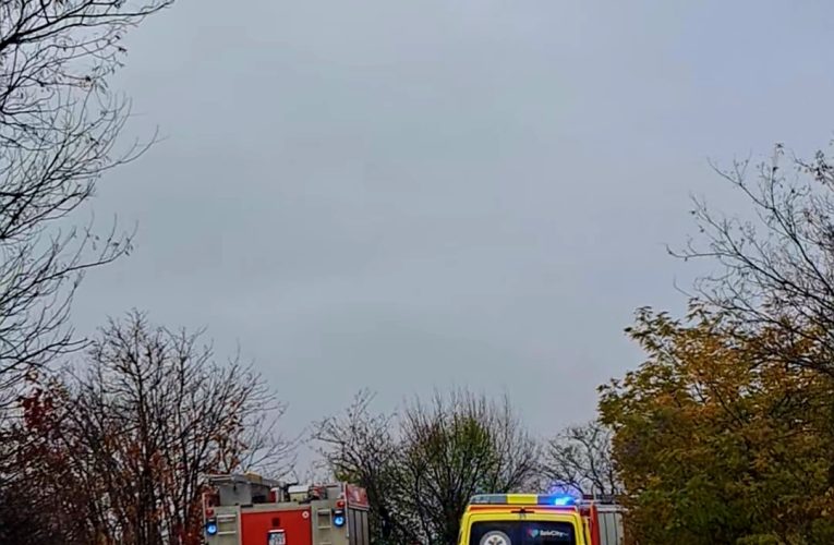 Oldalával az árokba borult egy gépkocsi