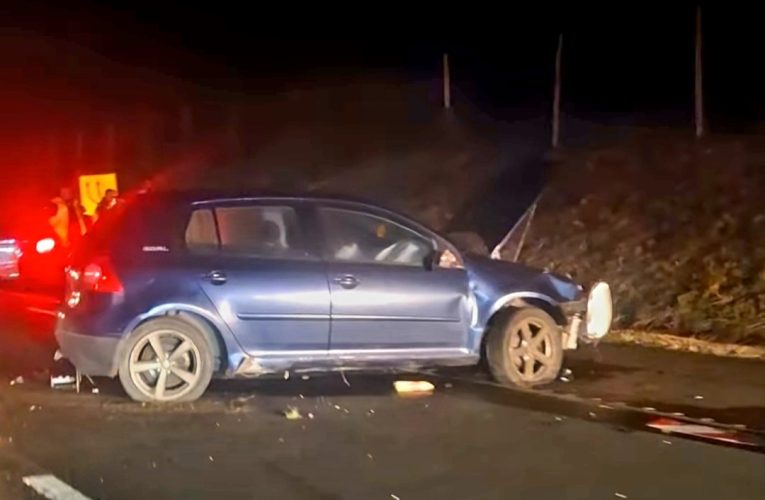 Szalagkorlátnak sodródott egy személyautó