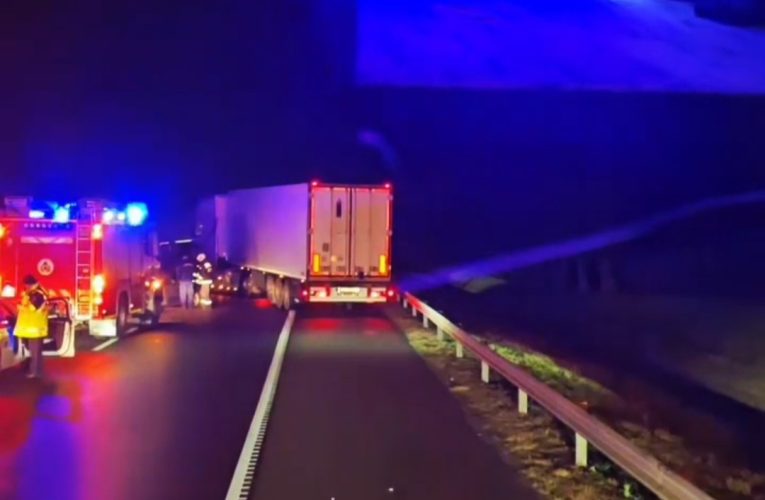 Két személyautó és egy kamion ütközött