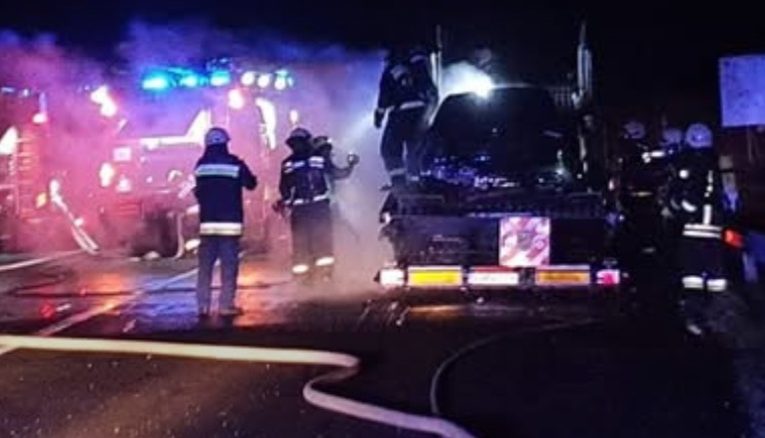 Egy teherautó és két személyautó ütközött össze