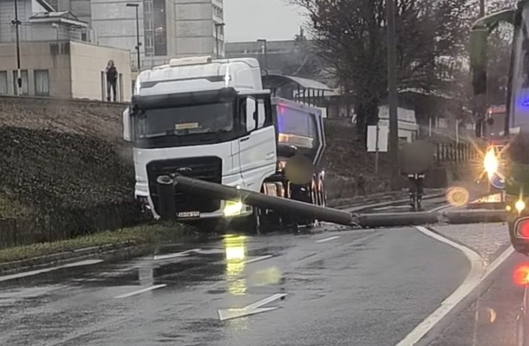 Lámpaoszlopnak ütközött