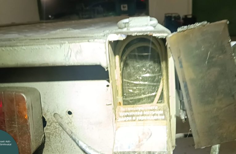 A tréler fémváza cigarettával volt kitömve