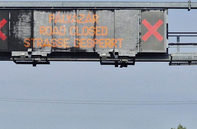 Egy kamion pótkocsijának, majd egy másik személyautónak ütközött egy gépkocsi