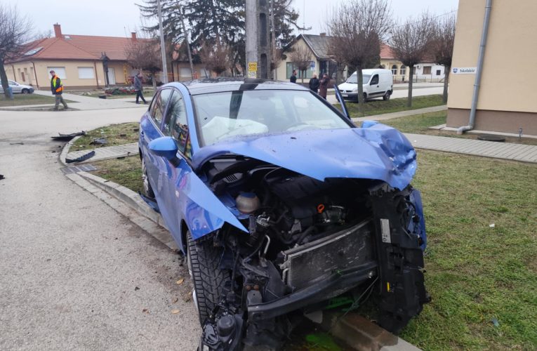 Két személyautó ütközött össze