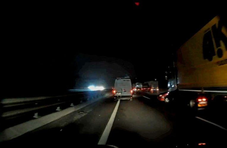 Egy személyautó és egy kamion karambolozott