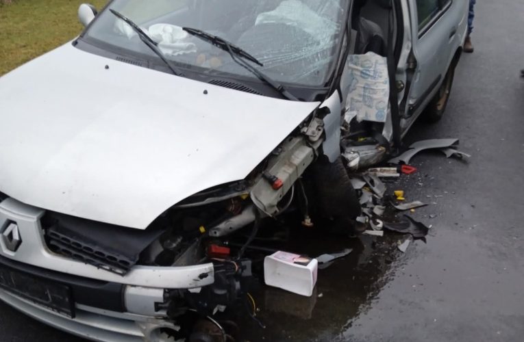 Összeütközött egy teherautó és egy személygépkocsi