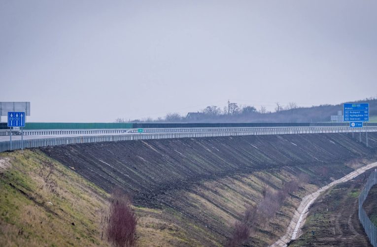 Az út újra nyílik – de a figyelem nem lankad