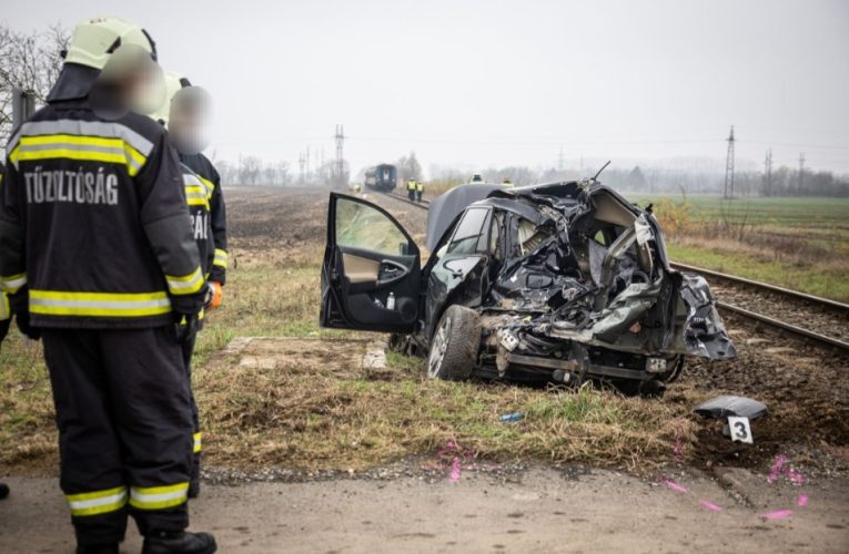 Rommá tört az autó a vonattal való ütközésben