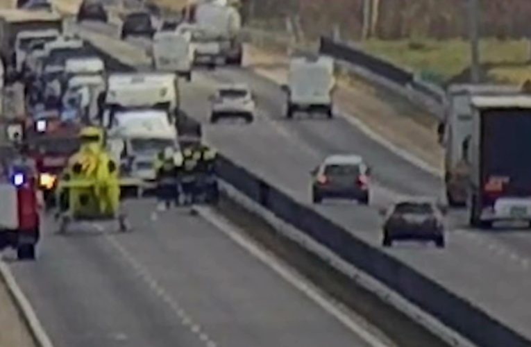 Bámészkodás miatt történt többautós baleset az M4-esen