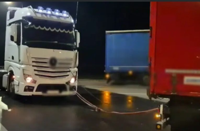 Spaniferrel vontatták a kamiont az M4-esen