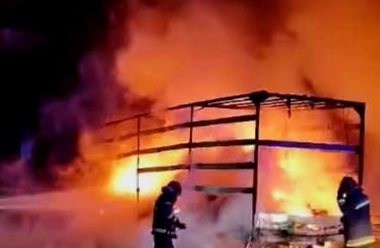 Kiégett egy teherautó