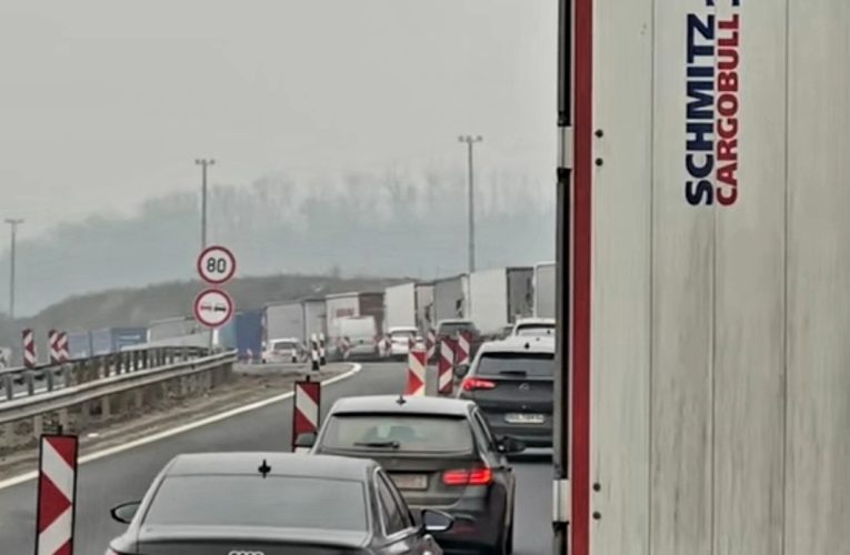 Sokkoló karácsonyi dugó az M1-esen