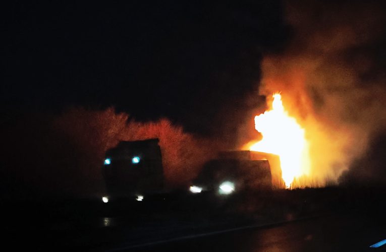 Kigyulladt egy kamion pótkocsija