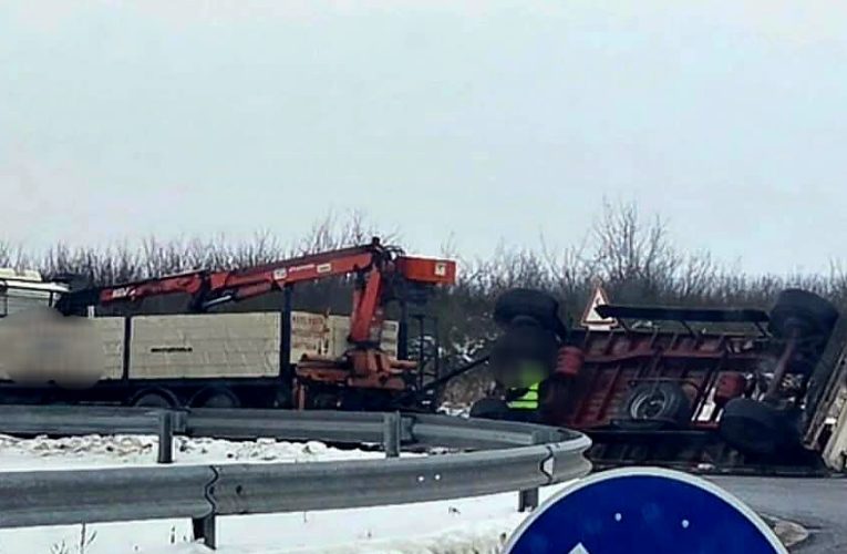 Az oldalára dőlt egy teherautó vontatmánya