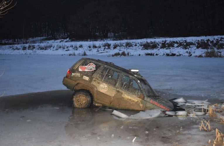 Autóval ment „csúszkálni” a befagyott tóra – a jég nem bírta, az autó elsüllyedt!