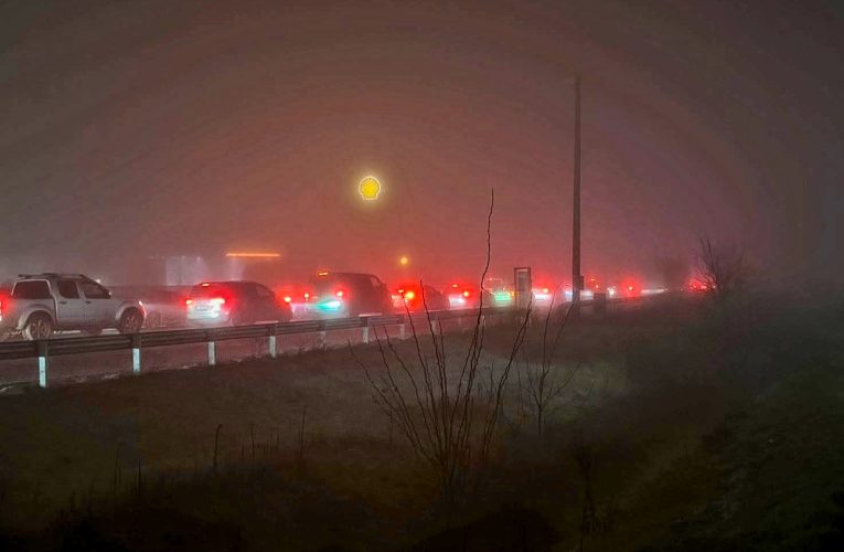 Egy furgon és három személyautó ütközött össze