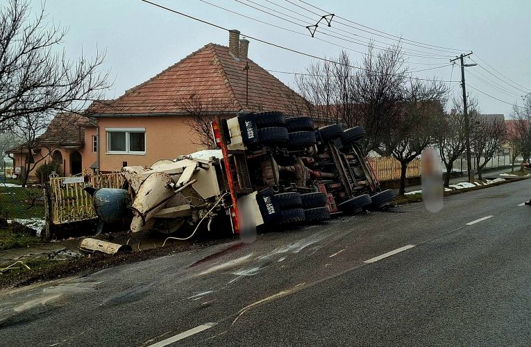 Karambolozott egy személyautó és egy betonszállító mixer