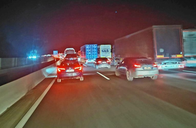 Egy személygépjármű és egy kamion ütközött össze