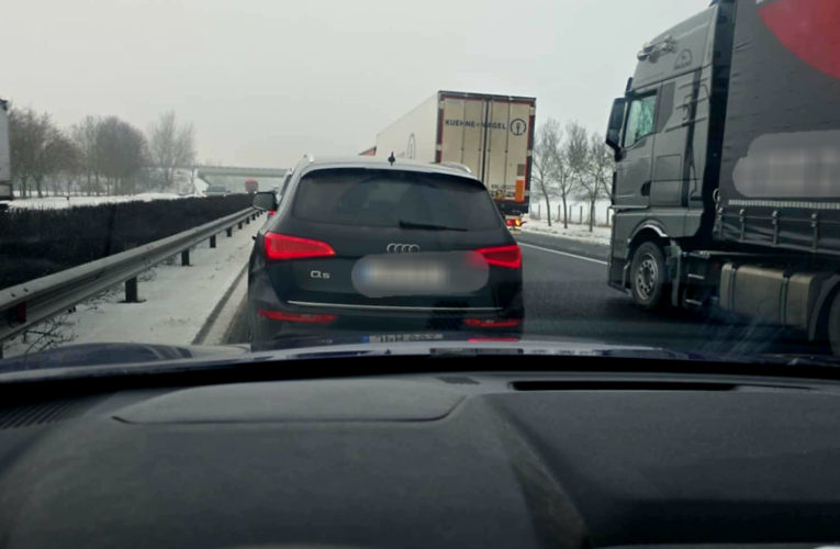 Szalagkorlát javítás miatt torlódik a forgalom