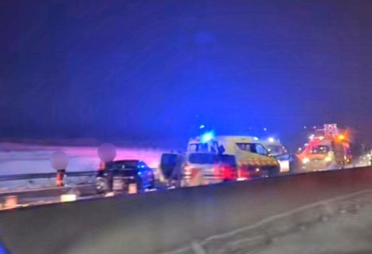 Összeütközött négy személygépkocsi és egy kamion