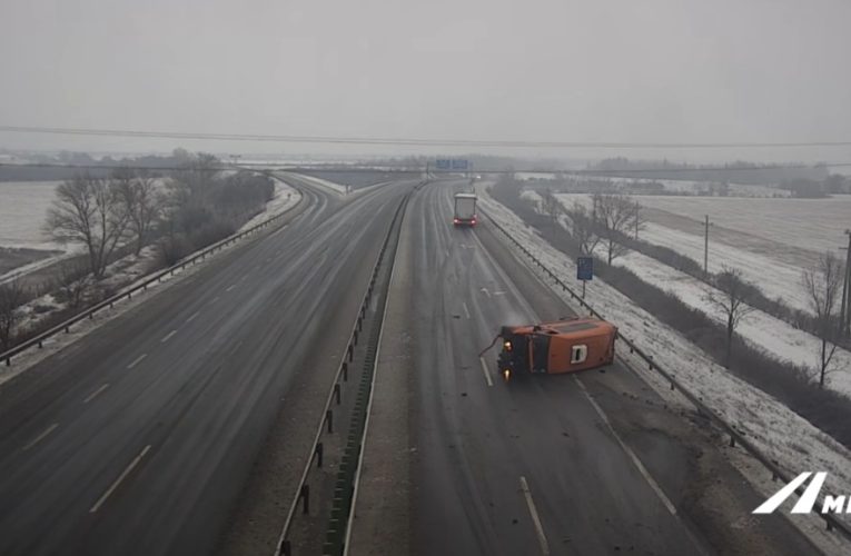 Felborult egy furgon az M1-esen, amit ezután tett a sofőr, attól felforr az ember vére