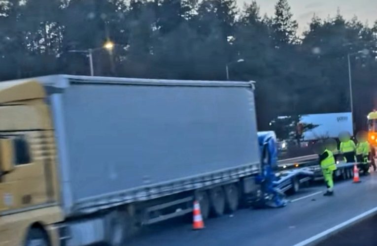 Összeütközött egy kisteherautó és egy nyerges vontató