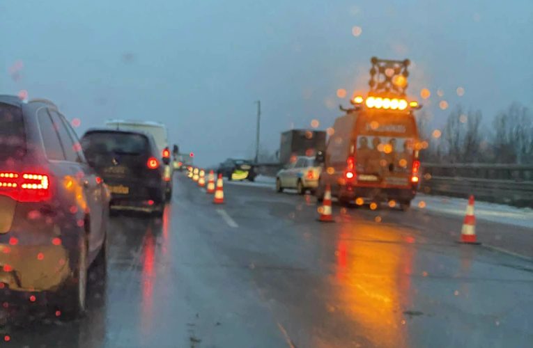 Több gépkocsi ütközött egy kamionnal