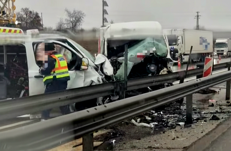 Két kisteherautó ütközött össze