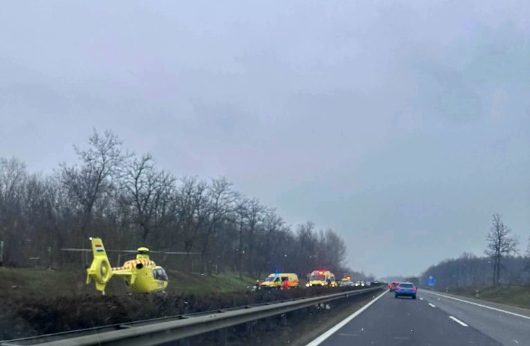 Lesodródott az útról egy személyautó