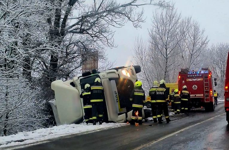 Árokba csapódott és az oldalára borult egy nyerges vontató