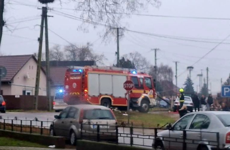 Távközlési oszlopnak ütközött egy személyautó