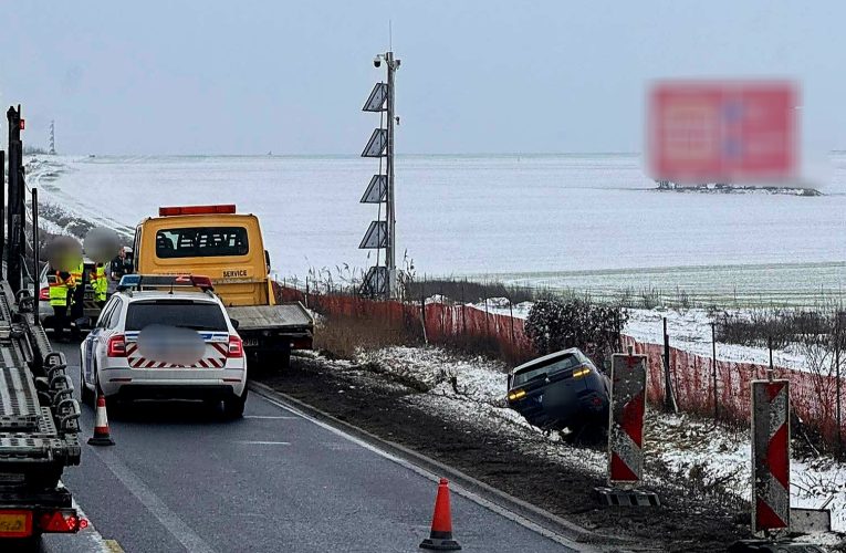 Egy személyautó hajtott árokba