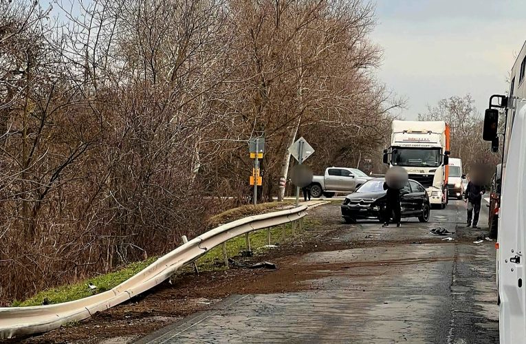 Szalagkorlátnak ütközött egy személyautó