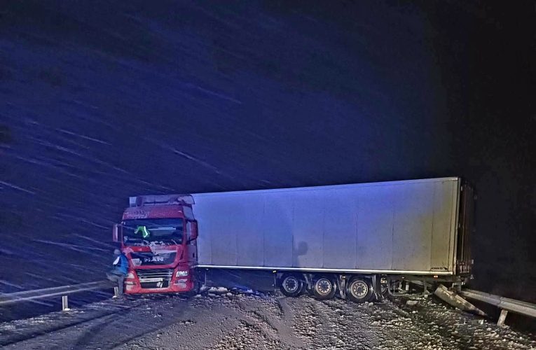 Keresztbe fordult egy kamion