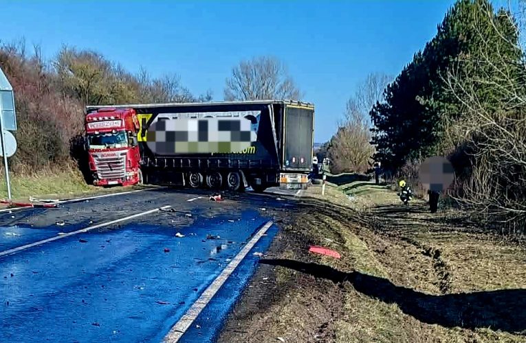 Egy kamion és hét személygépkocsi ütközött össze