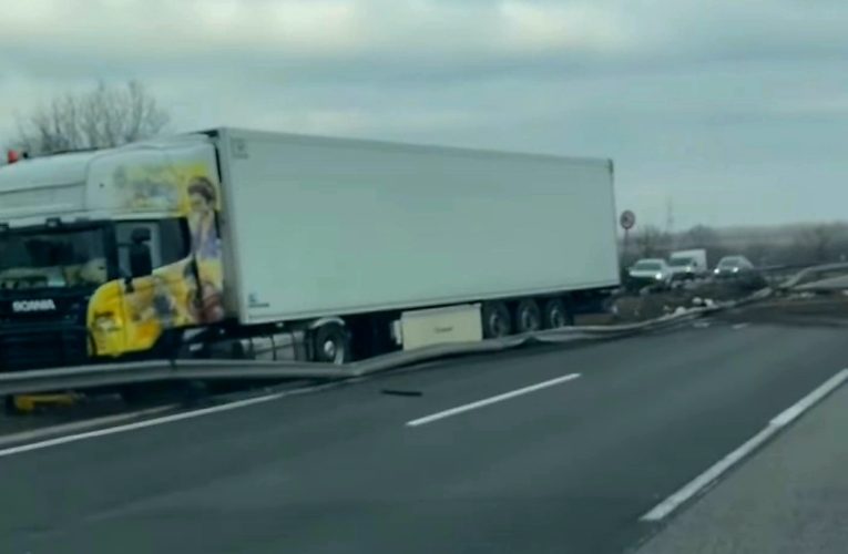 Egy kamion és egy személyautó ütközött össze