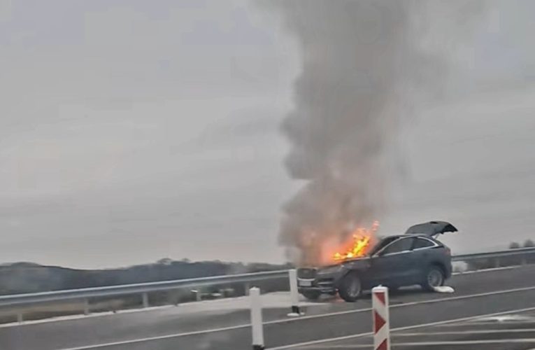 Kigyulladt egy gépjármű