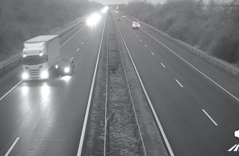 Egyedül az M3-ason – mégis telibe találta a kamiont!