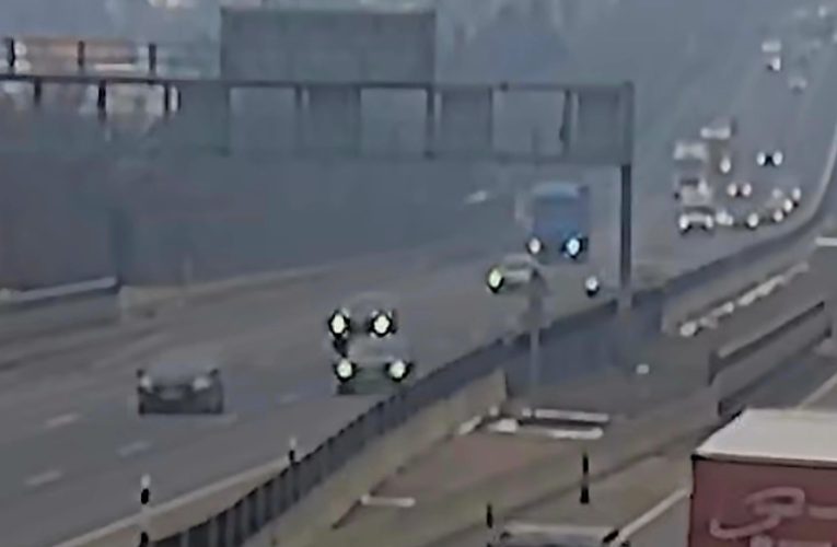 Egy ijedt kormánymozdulat, és máris a szalagkorláton csattant!