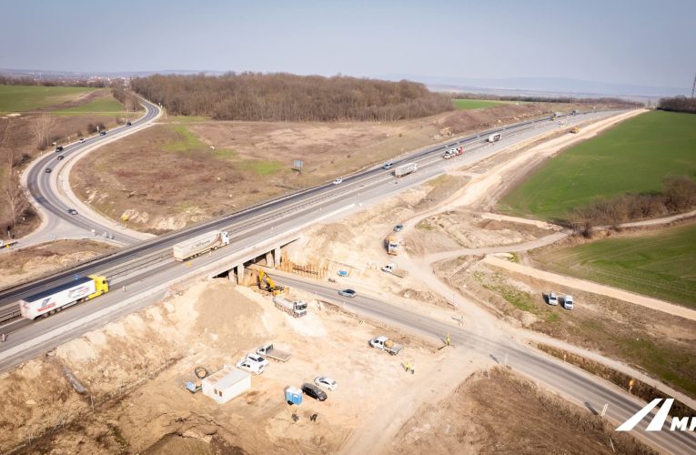 Már most látszik az M1-en: ezért nőnek hirtelen „hegyek” az autópálya mellett